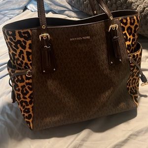 Michael Kors Voyager. Excellent used condition. Smoke free home